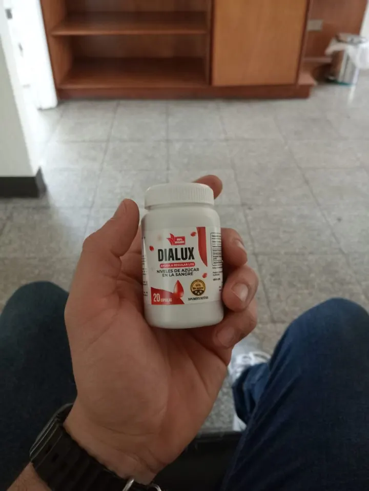 Frasco de Dialux en la mano